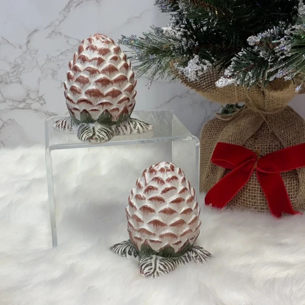 Pinecone salt and pepper shakers - Picture 2 of 9